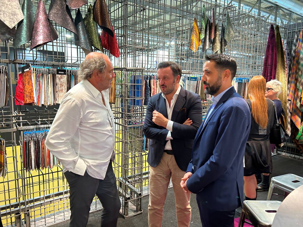 Pablo Ruz, alcalde de Elche, visitando un expositor ilicitano en la feria de componentes del calzado de Lineapelle en Milán