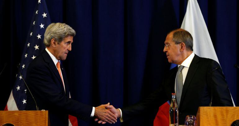 John Kerry y Sergei Lavrov se dan la mano tras anunciar el acuerdo.