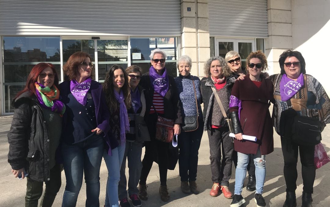 Miembros del colectivo &#039;Feministas 8M&#039; frente a la Subdelegación del Gobierno.