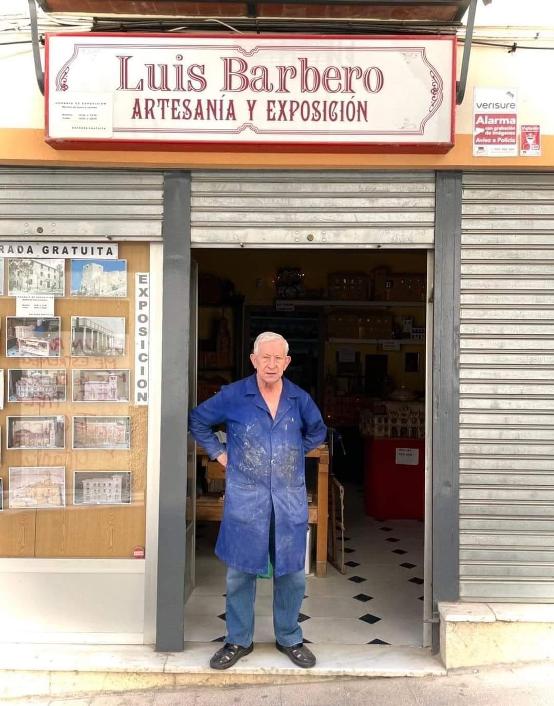 El artista Luis Barbero en la puerta de su taller de la calle San Andrés de Jaén.