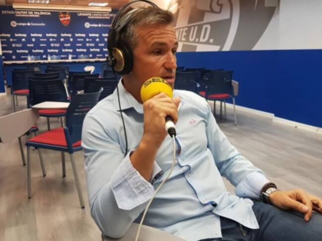 Tito en la sala de prensa de Orriols
