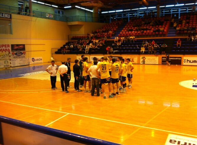 Fernando Bolea y su equipo en un tiempo muerto del partido