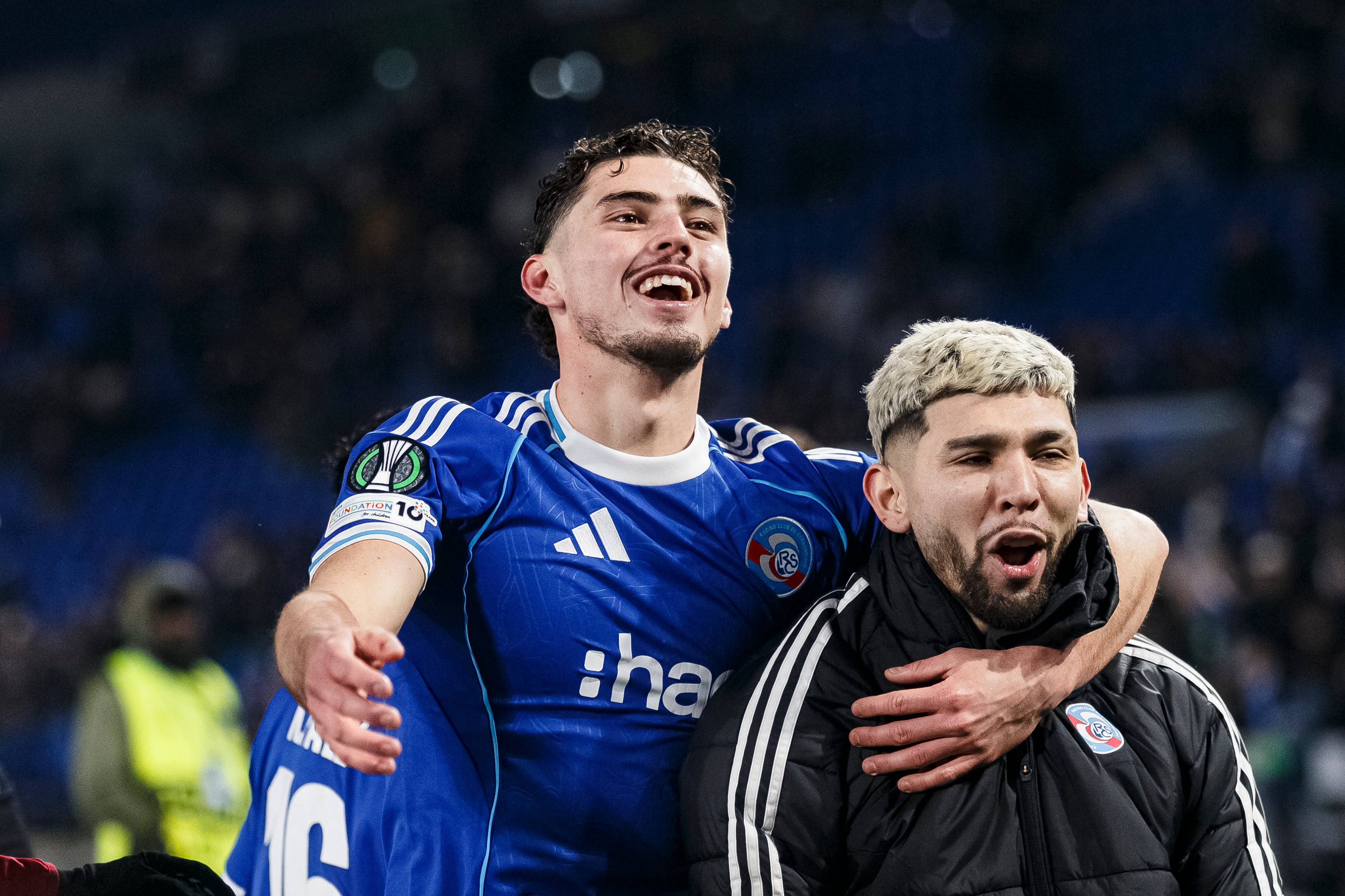 Panichelli y Julio Enciso celebrando su victoria contra el Crystal Palace