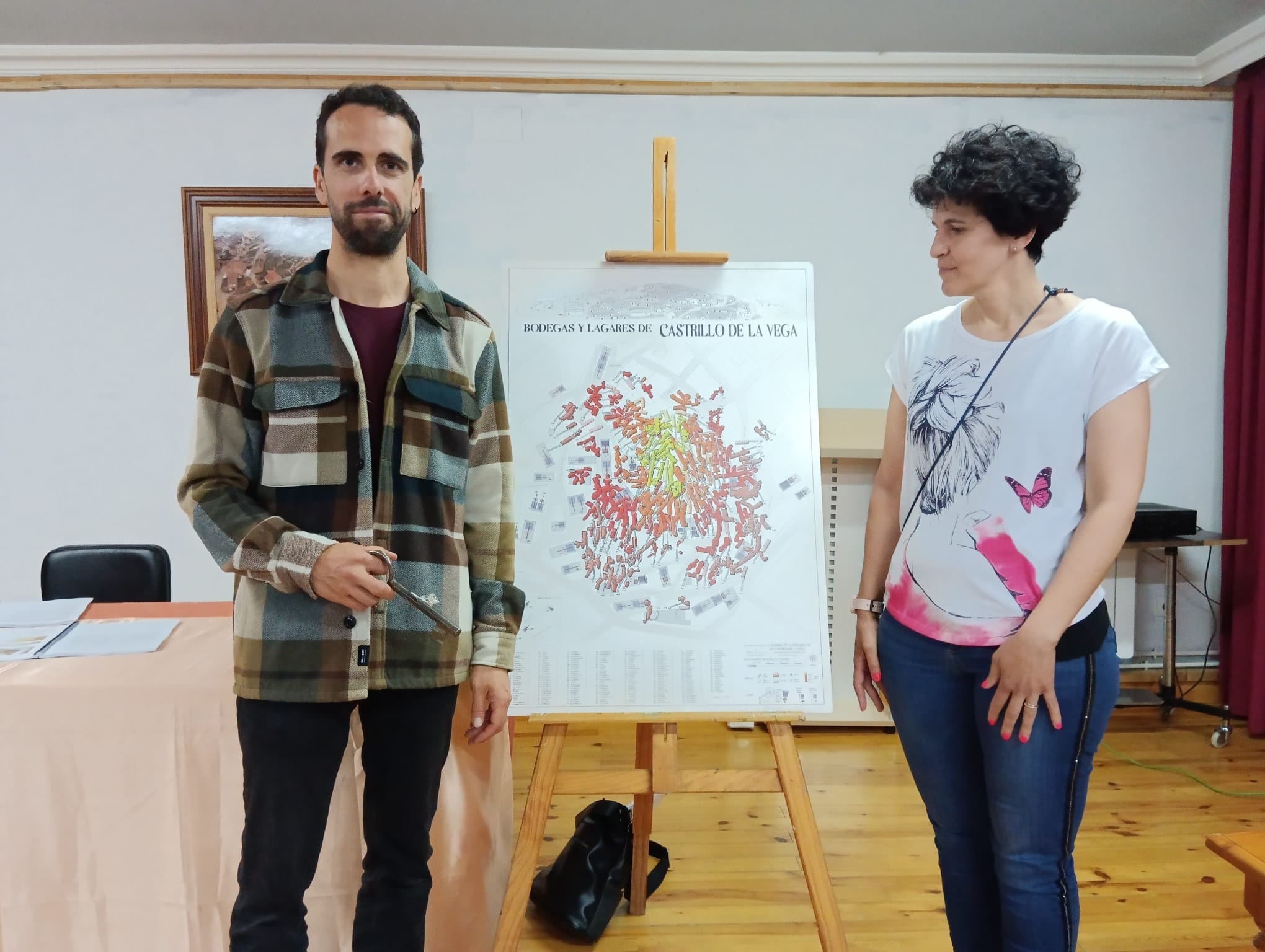 El autor del trabajo y la concejal en funciones con el mapa de las bodegas