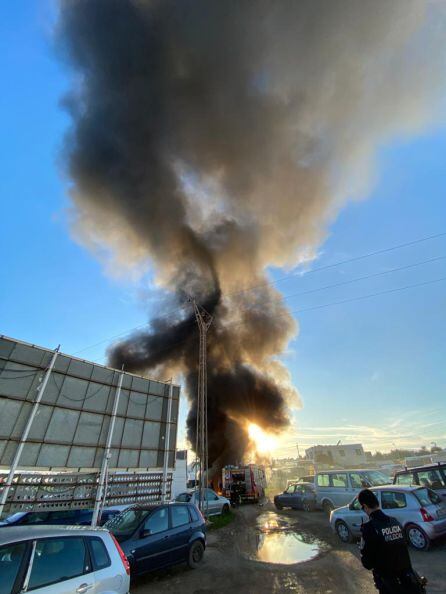 El fuego causó una gran humareda en la zona