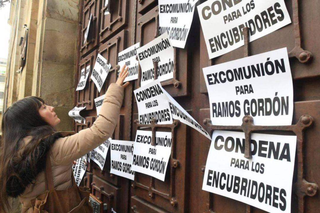 Imagen de una de las protestas de los exseminaristas de La Bañeza frente al obispado de Astorga