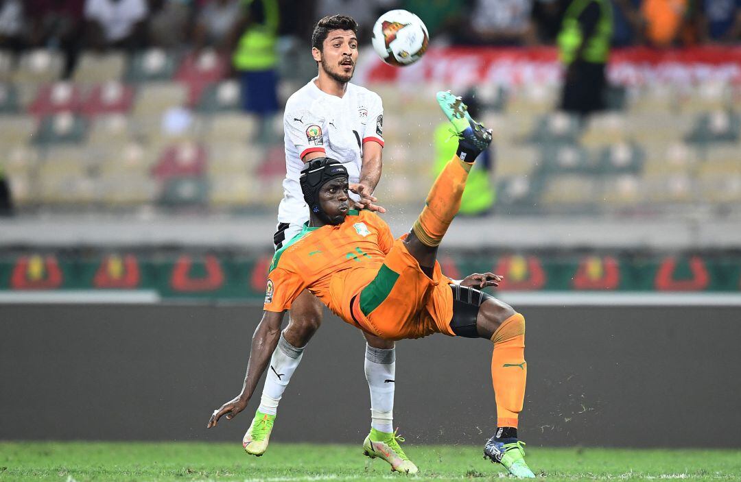 Bailly pugna por un balón durante el partido