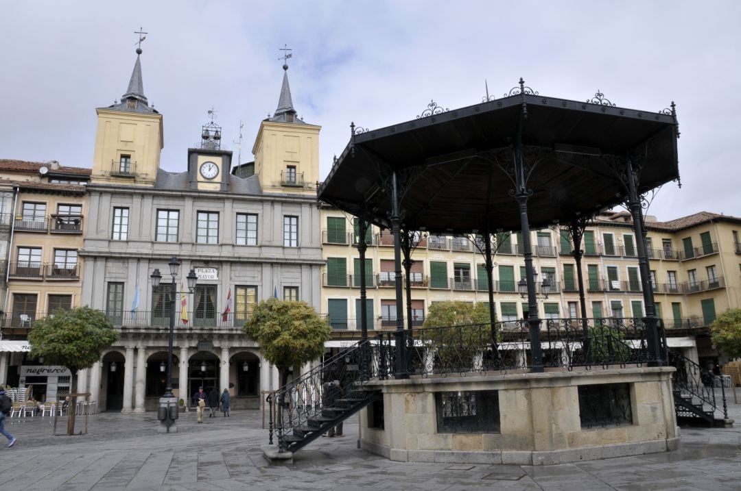 En la actualidad estos servicios de atención presencial se ofrecen en su mayoría en el edifico del Ayuntamiento en la plaza Mayor 