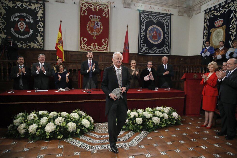 El escritor catalán Eduardo Mendoza recibiendo el Premio Cervantes de manos de Felipe VI, en presencia del alcalde de Alcalá de Henares
