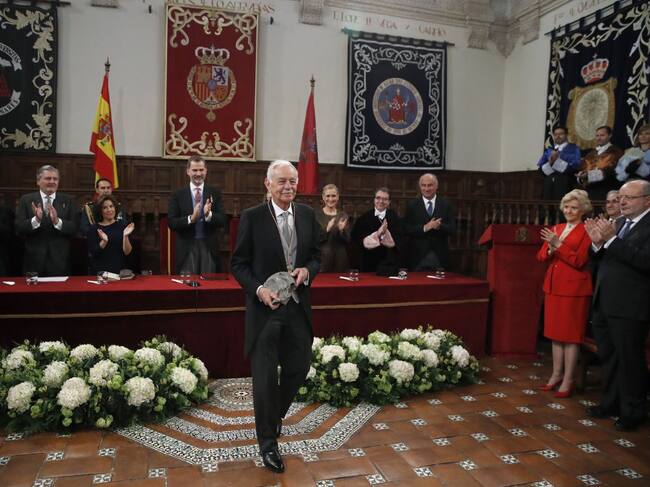 El escritor catalán Eduardo Mendoza recibiendo el Premio Cervantes de manos de Felipe VI, en presencia del alcalde de Alcalá de Henares
