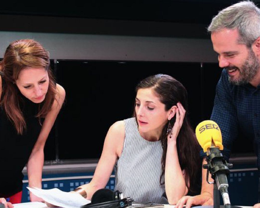 Espido Freire en los Estudios de la Cadena SER