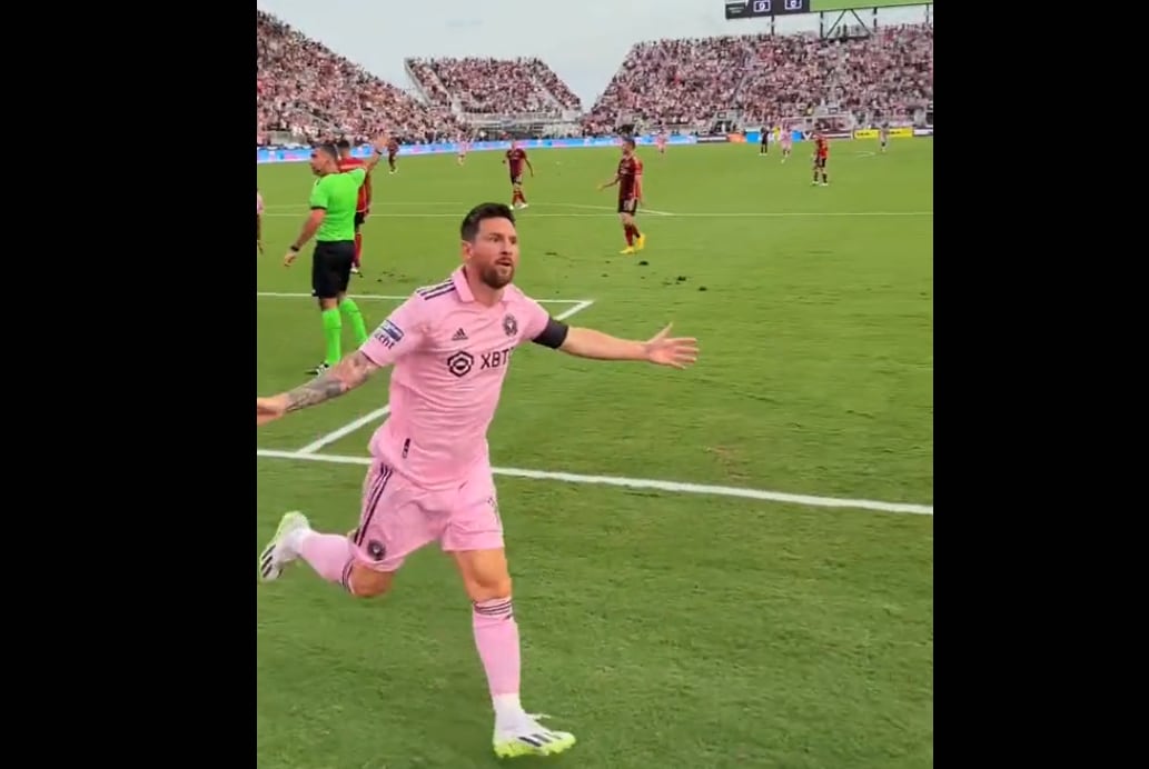 Leo Messi celebrando el gol de su equipo.