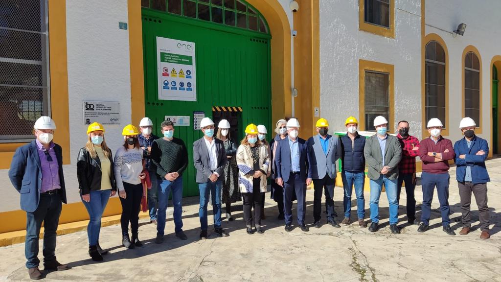 Foto de familia del acto de cesión de los terrenos de la central eléctrica Las Buitreras