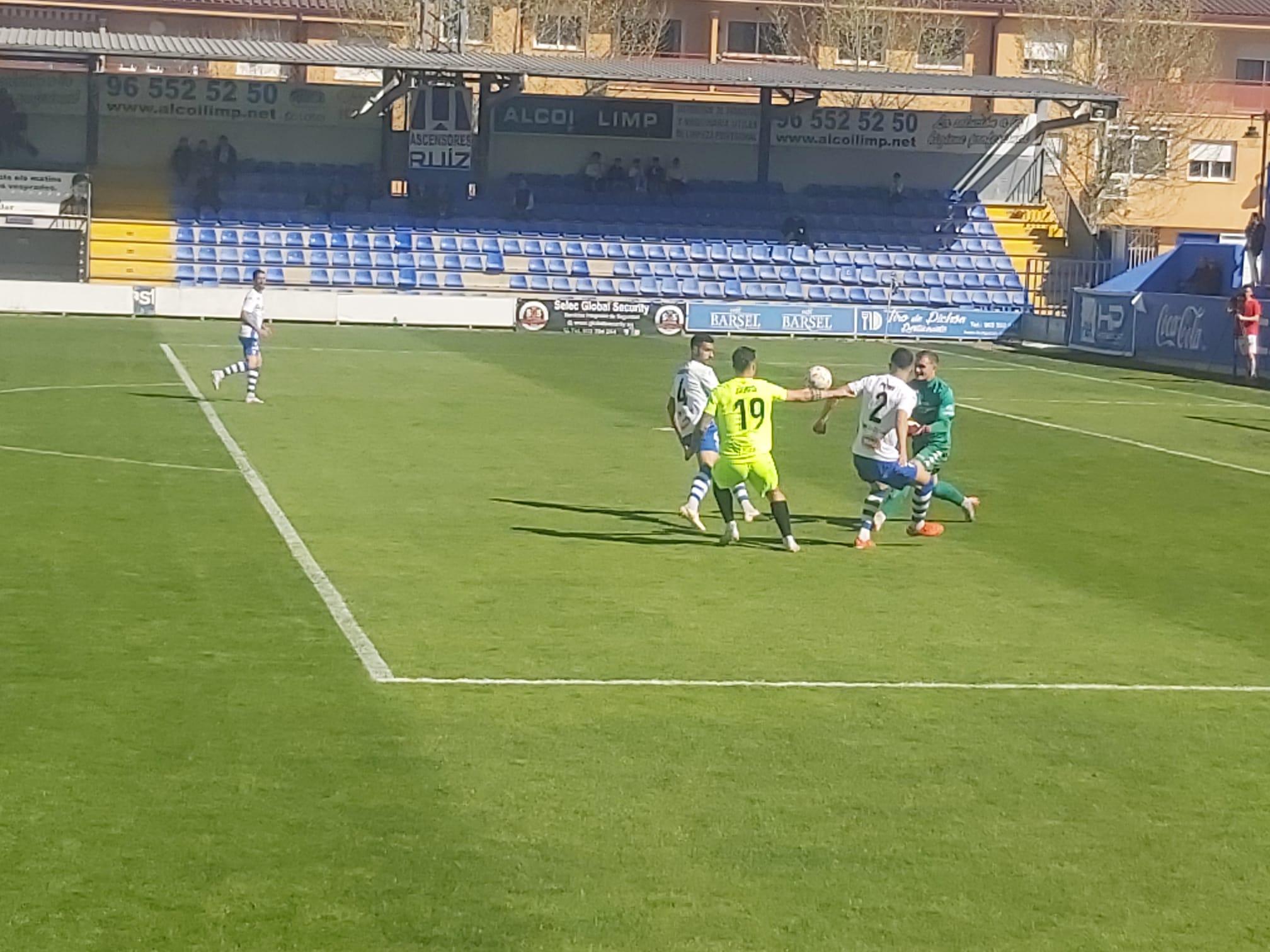 Lucha dentro del área entre la zaga blanquiazul y el máximo goleador de la categoría, Jauregui en El Collao