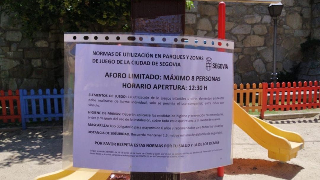 Cartel informativo en una de las áreas infantiles de la ciudad. 