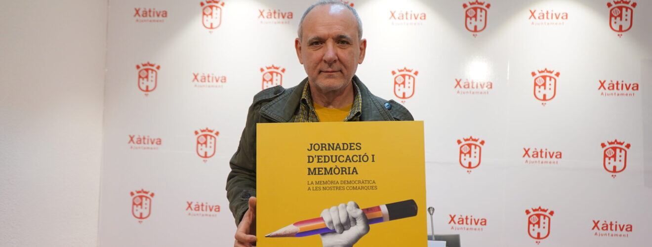 El concejal Alfred Boluda con el cartel de las jornadas