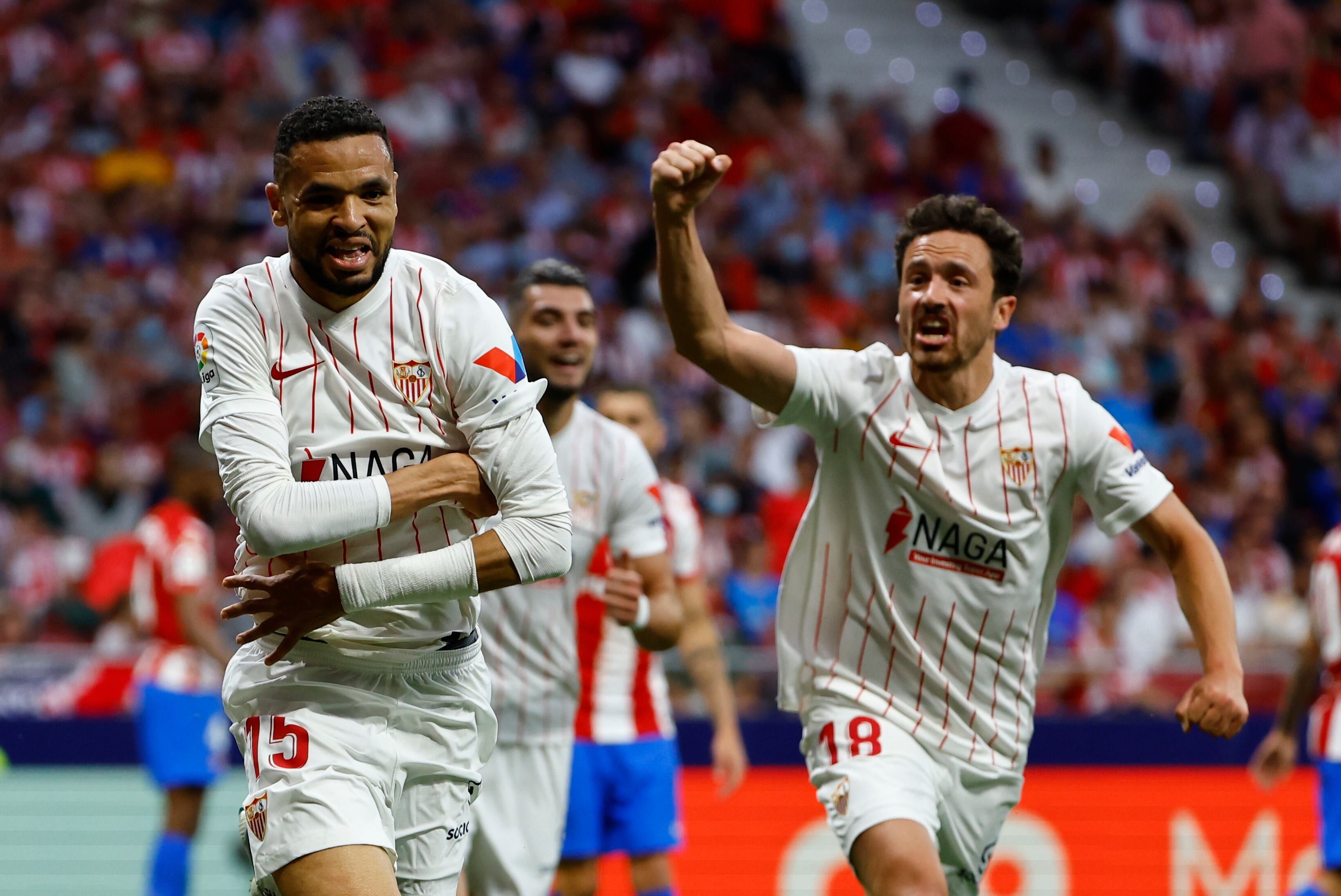 El delantero marroquí del Sevilla Youssef En-Nesyri celebra el gol marcado al Atlético de Madrid durante el partido correspondiente a la jornada 37 de primera división disputado hoy domingo en el estadio Wanda Metropolitano, en Madrid.