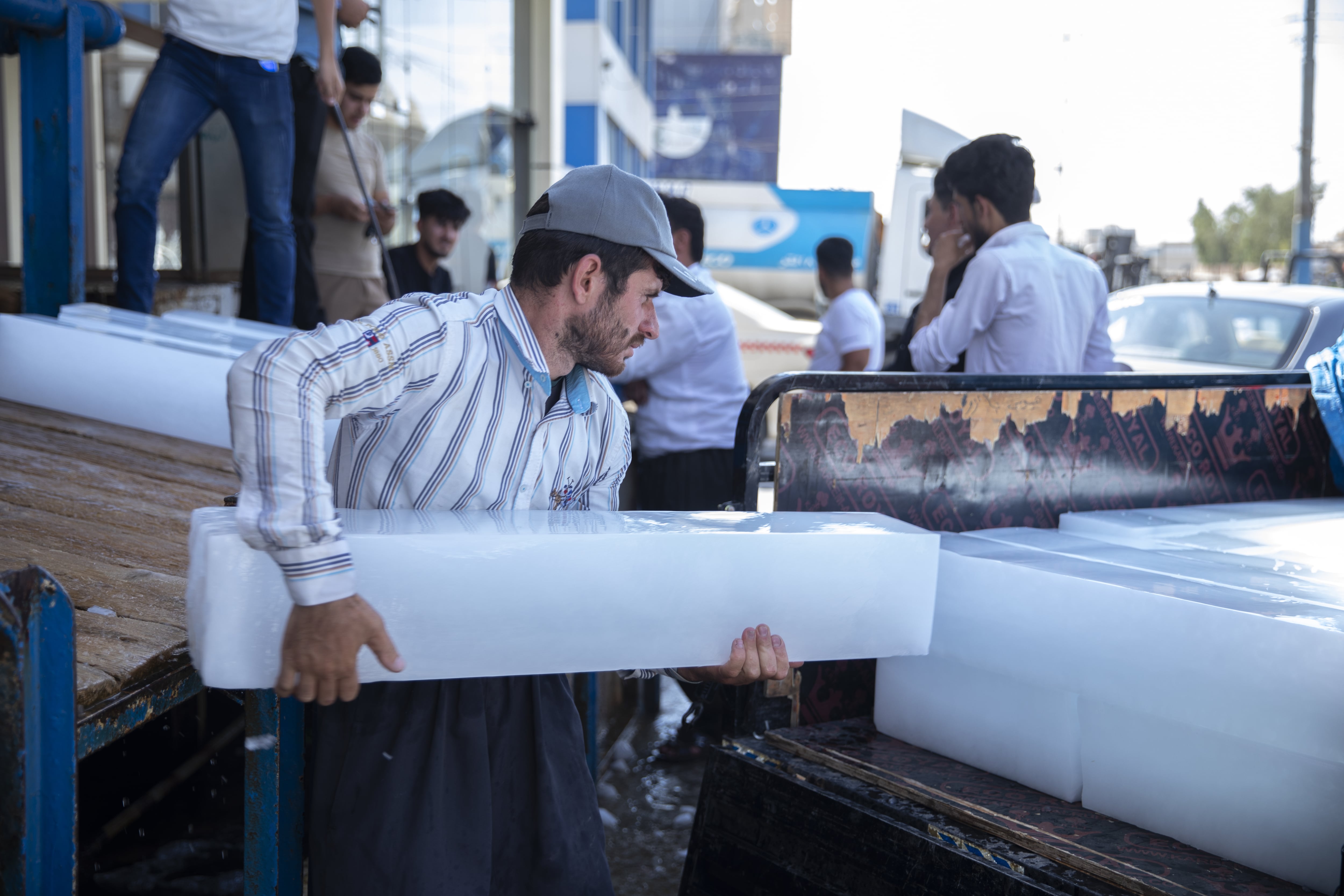 Trabajador con barra de hielo.