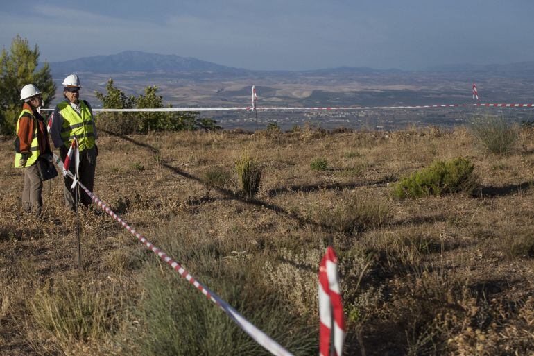 El arqueólogo y presidente de la asociación &quot;Regreso con Honor&quot;, Javier Navarro, supervisa los trabajos de excavación para la búsqueda de la fosa común donde podría yacer los restos del poeta Federico García Lorca junto a otros fusilados en terrenos a las