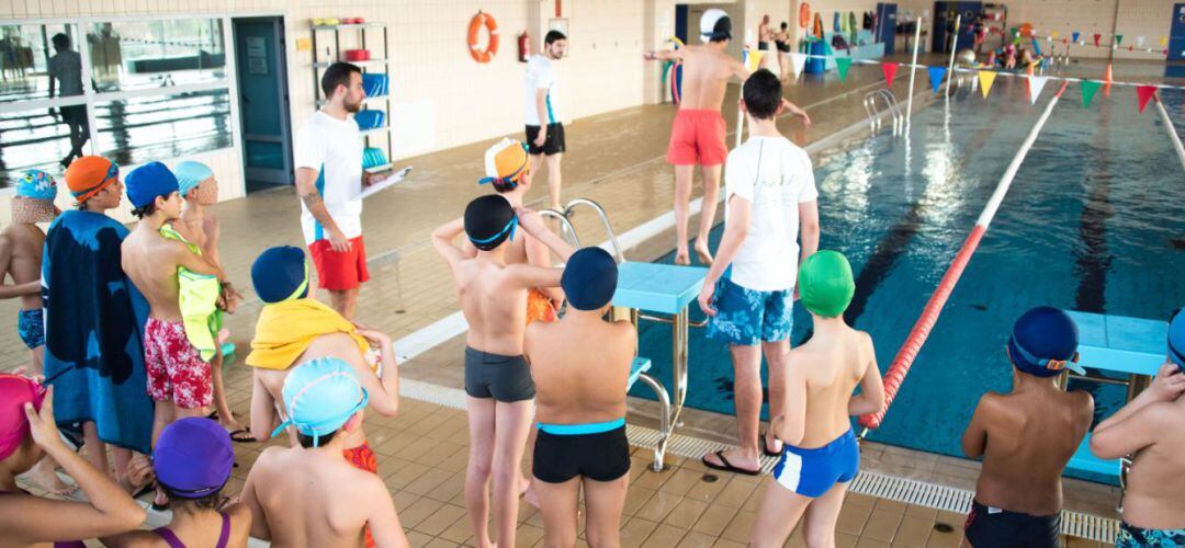 Menores en la piscina