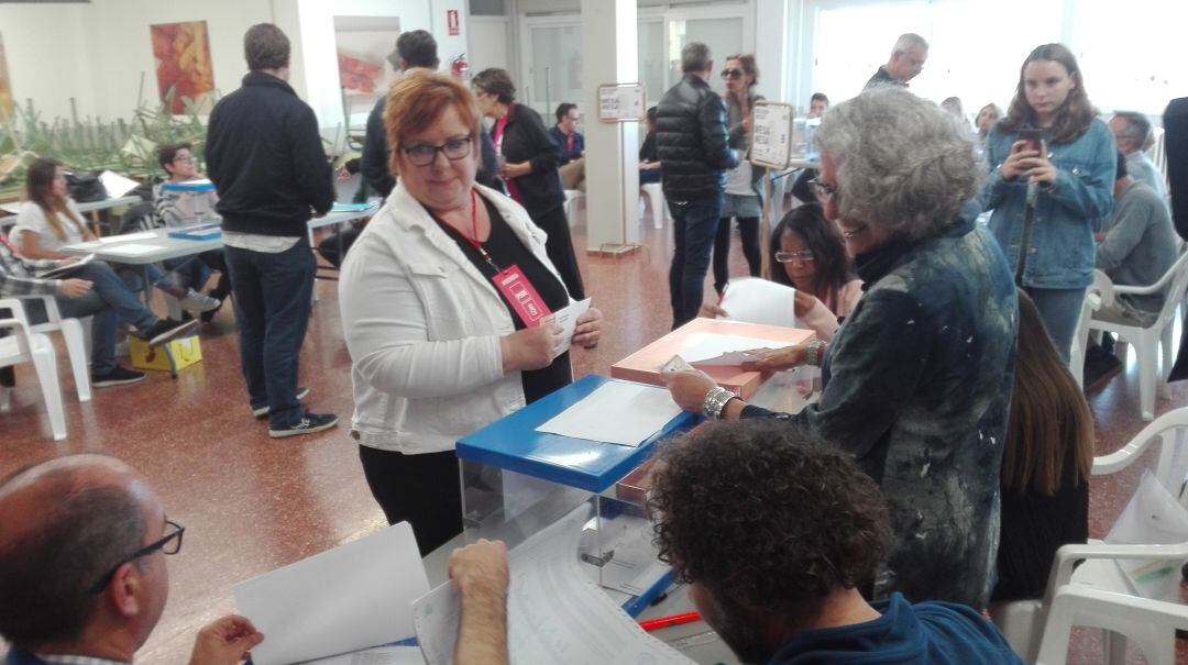 Carme García Querol fue de las primeras en votar a las 9,40 en Maó.