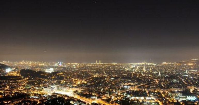 Imatge de Barcelona de la matinada del 8 al 9 de gener on s&#039;aprecia els nivells de contaminació / Alfons Puertas (Observatori Fabra)