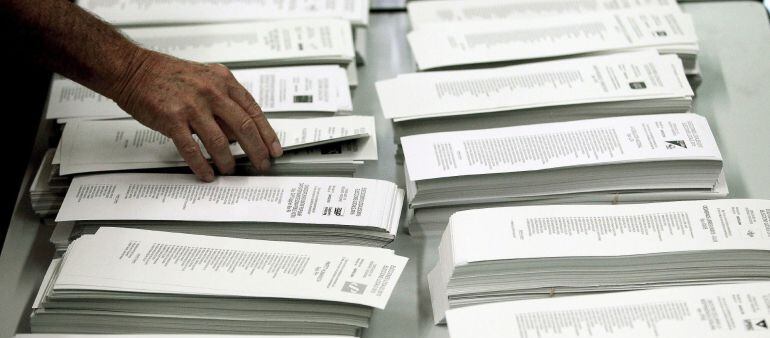 Imagen de unas papeletas electorales antes de ser depositadas en las urnas