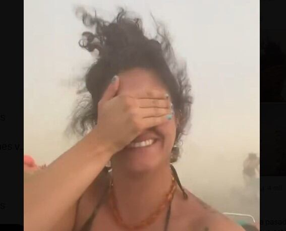 Una chica se graba en la playa de Motril durante el reventón térmico