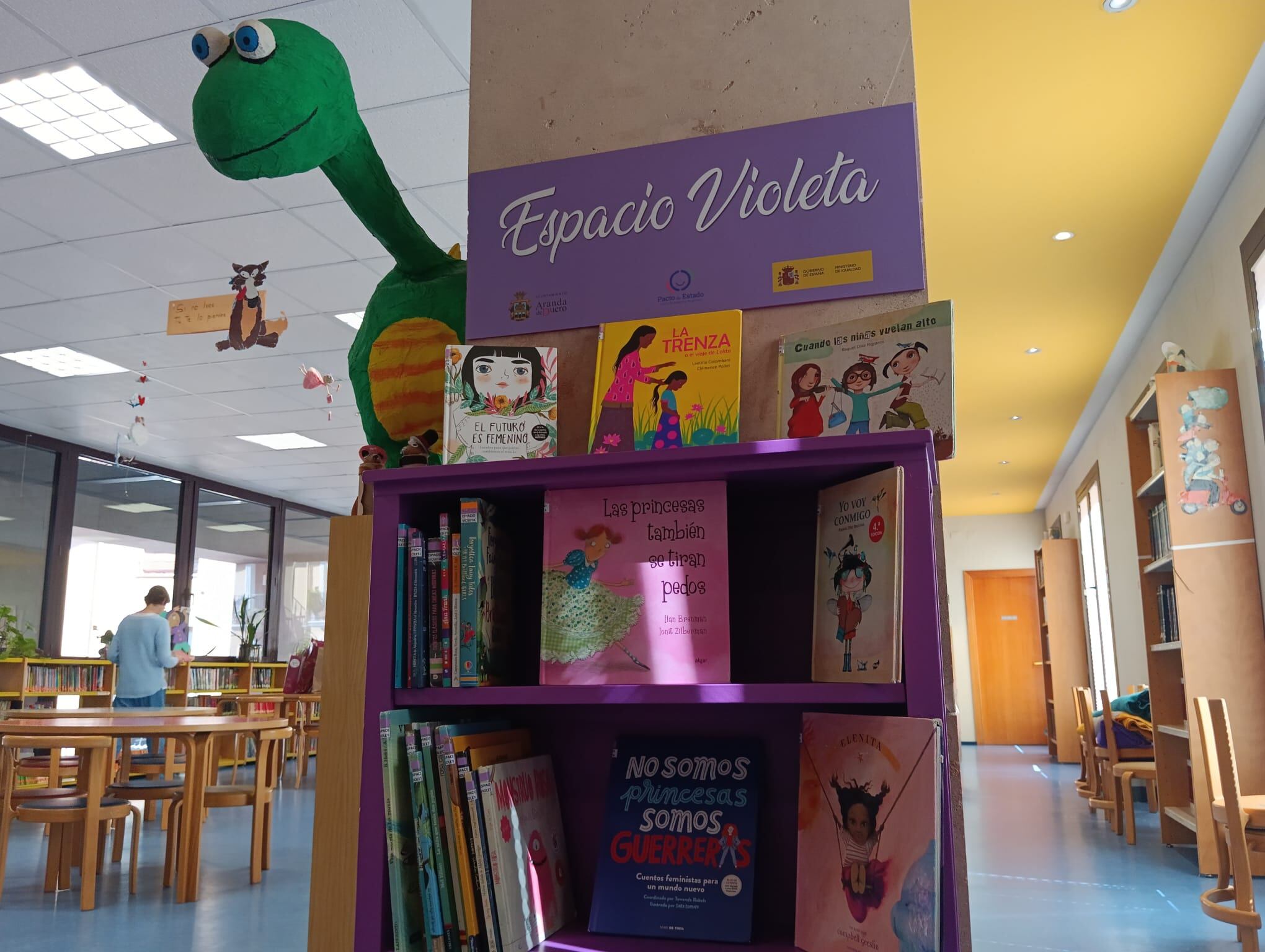 Espacio Violeta específico de la biblioteca infantil