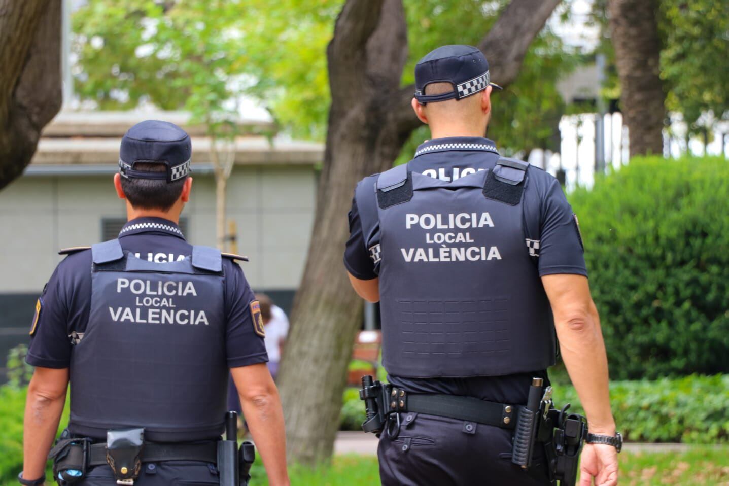 Dos agentes de la Policía Local de València