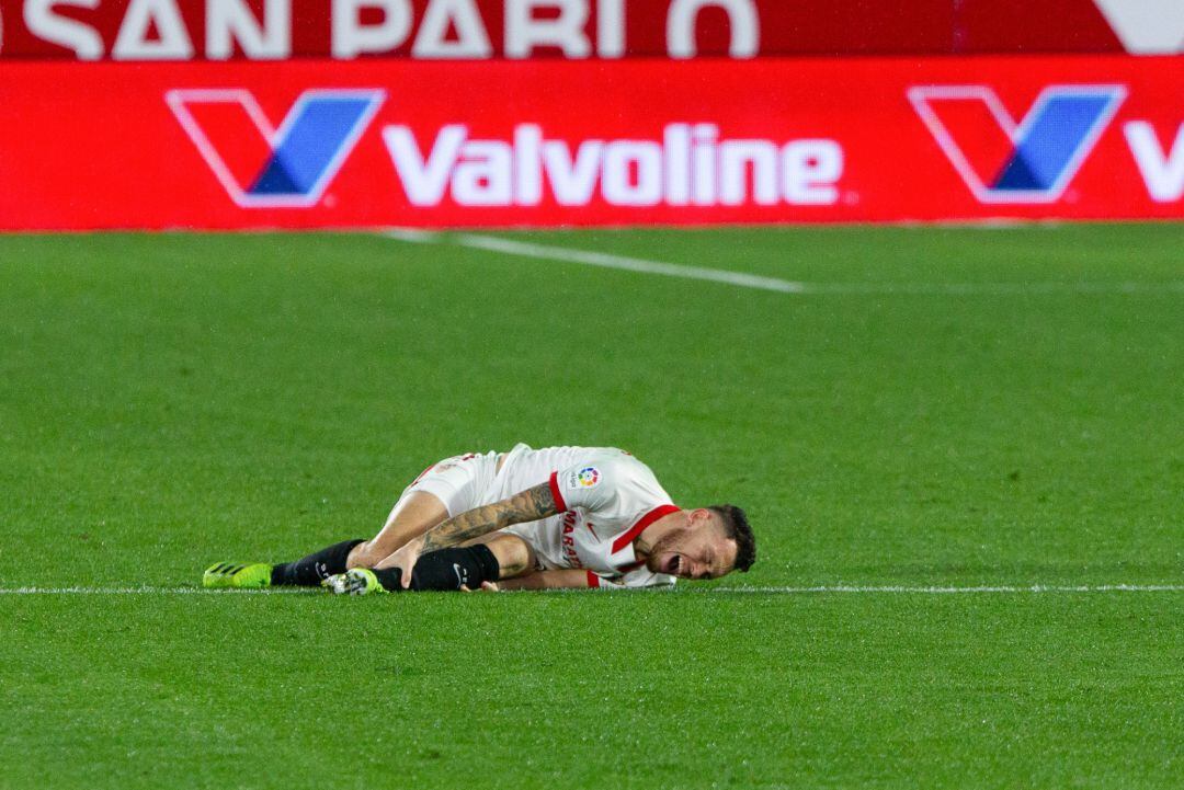 Lucas Ocampos resultó lesionado en una durísima entrada de Djene.