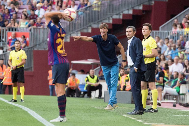 El entrenador del FC Barcelona, Ernesto Valverde (d), junto al entrenador del Huesca, el argentino Leo Franco (c), durante el partido de la tercera jornada de Liga en Primera División que se juega esta tarde en el Camp Nou, en Barcelona.