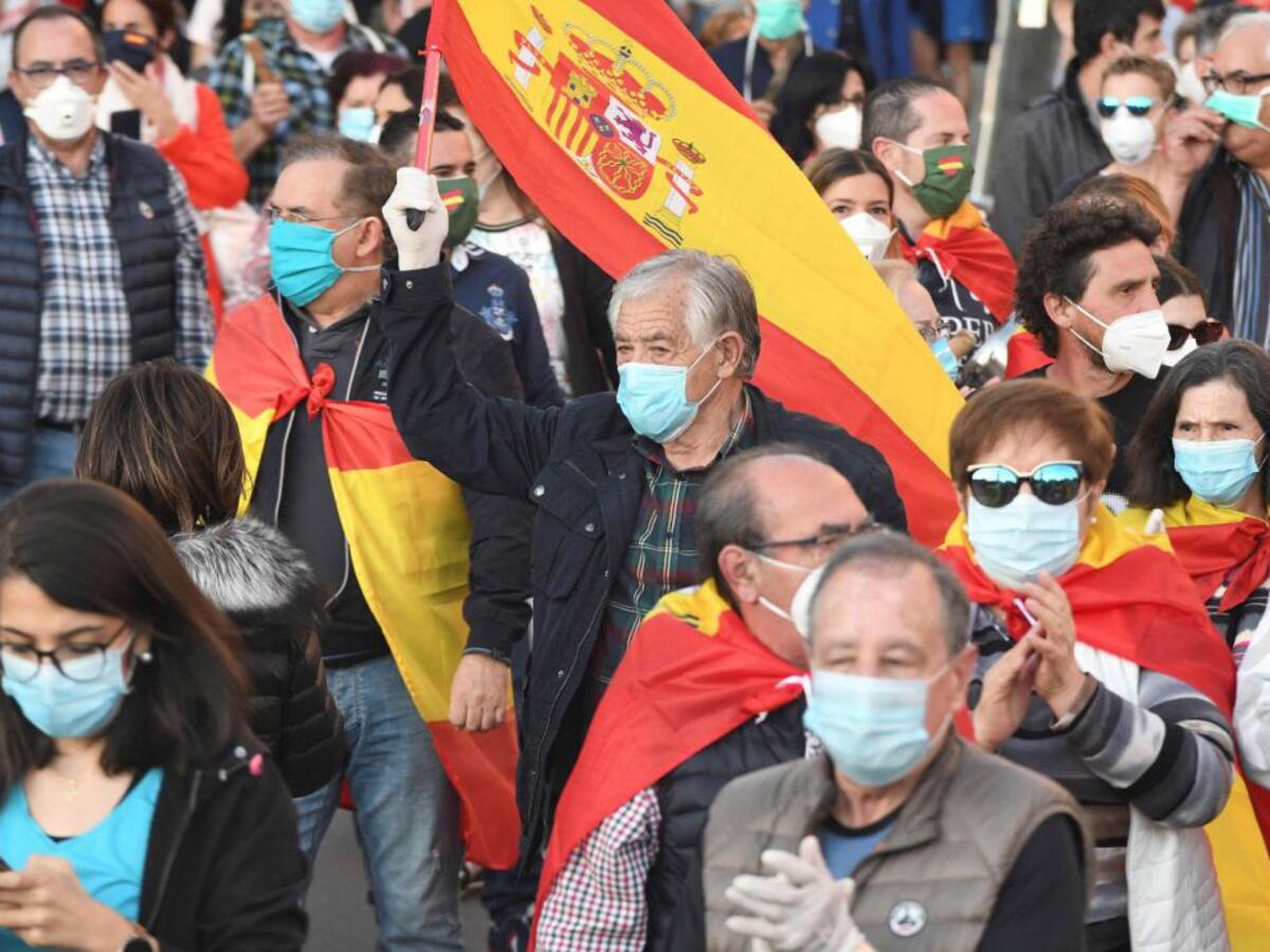 Cientos de personas se concentran en León burlando el estado de alarma para pedir la dimisión del Gobierno