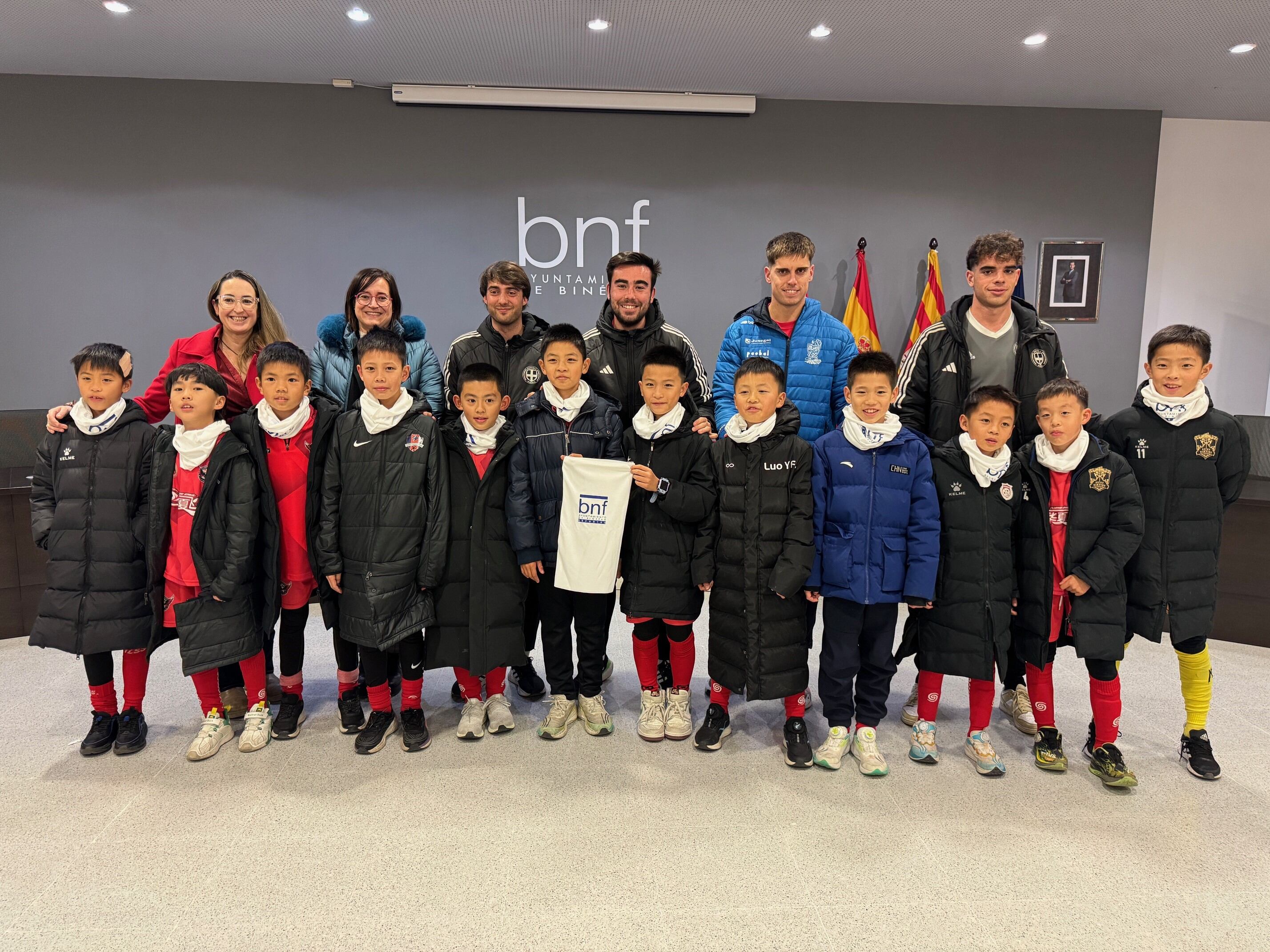 Foto de familia de los participantes en la recepción ofrecida por el Ayuntamiento de Binéfar