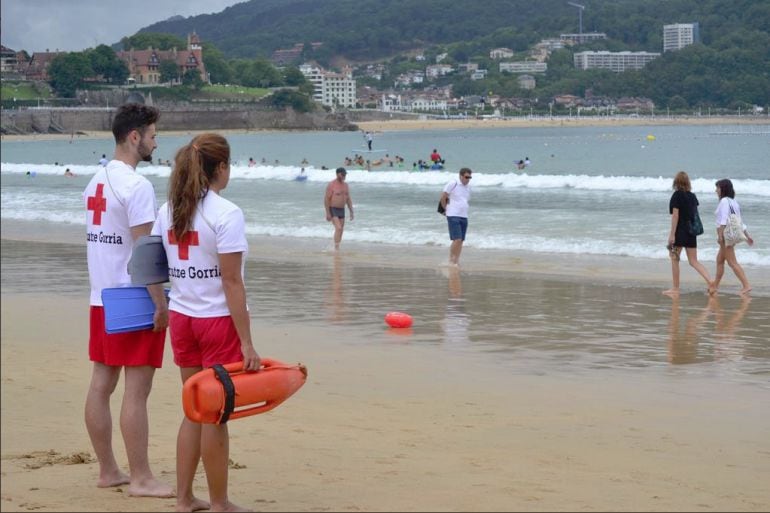 Socorristas en la playa de La Concha.