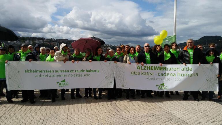 Imagen de archivo de una de las cadenas humanas organizadas por Afagi para concienciar sobre el Alzheimer. 