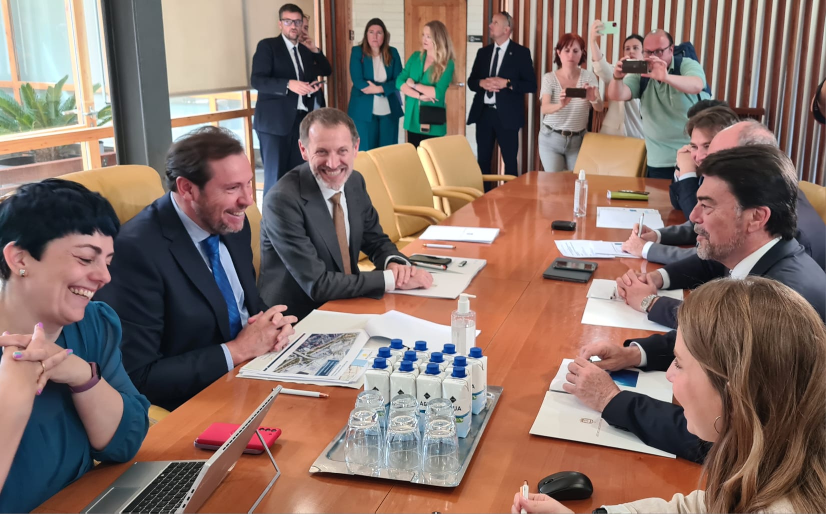 El equipo técnico del ministerio y el del consistorio junto con Barcala y Puente antes del inicio de la reunión