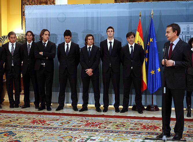 Zapatero, con el equipo español de tenis en La Moncloa