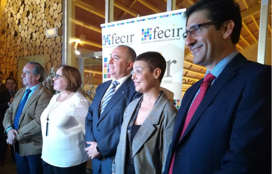 Carlos Marín, tras ser reelegido junto a la alcaldesa de Ciudad Real Pilar Zamora, Jose Manuel Caballero, presidente de la Diputación, Carmen Olmedo, delegada de la Junta y Ángel Nicolás, presidente de CECAM, en la bodega Pago del Vicario.