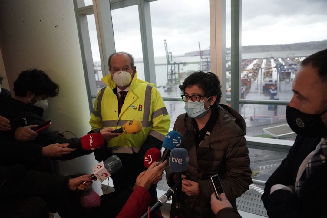 La ministra de Asuntos Exteriores, Arantxa González Laya, el delgado del Gobierno en el País Vasco, Denis Itxaso (d), y el presidente de la Autoridad Portuaria, Ricardo Barkala (i), durante su visita al Puerto de Bilbao