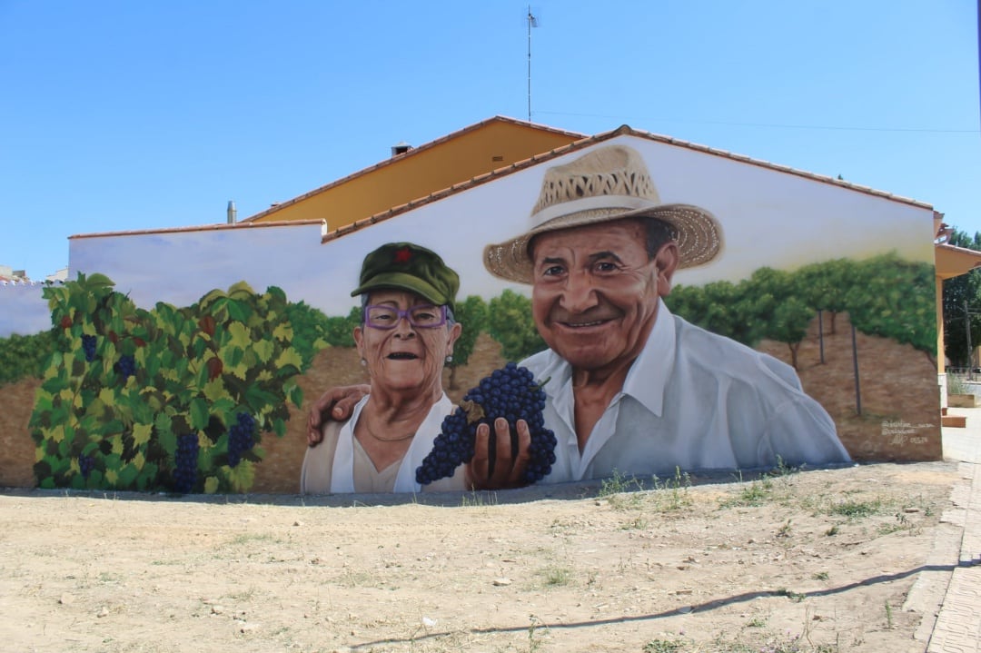 Mural dedicado a Julia y Miguel, realizado por Crisdose y Sasa. 