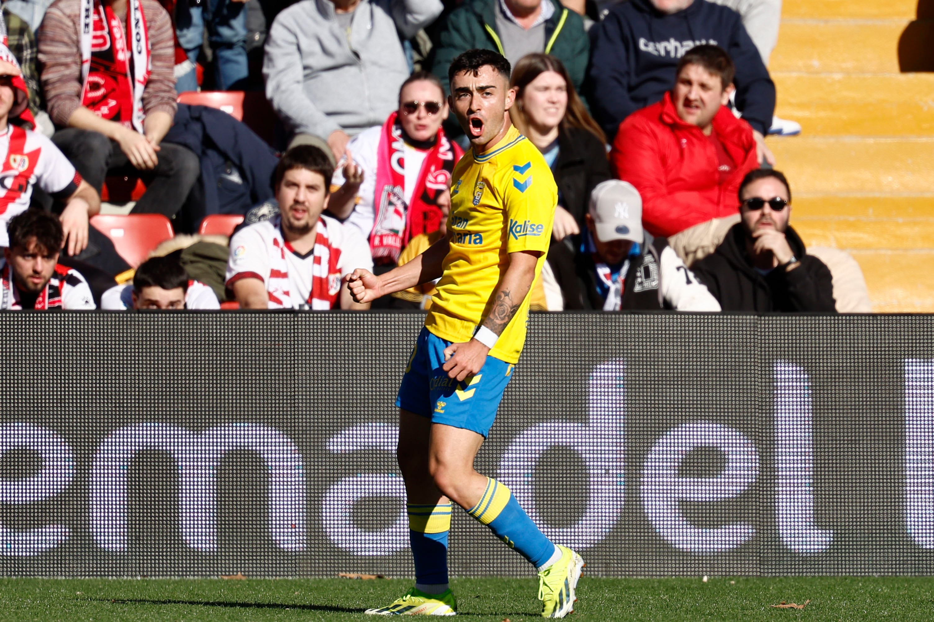 MADRID, 20/01/2024.- El delantero de Las Palmas, Alberto Moleiro celebra su tanto ante el Rayo Vallecano durante el partido correspondiente a la jornada 21ª disputado este sábado en Vallecas. EFE/ Rodrigo Jiménez
