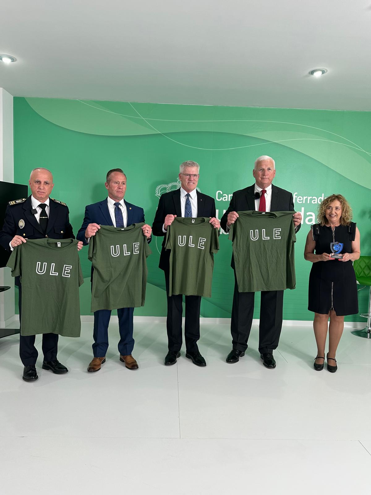 De izquierda a derecha, Intendente de la Policía de Ponferrada, Arturo Pereira, representantes de la IACP y vicerrectora de la ULE, Pilar Marqués