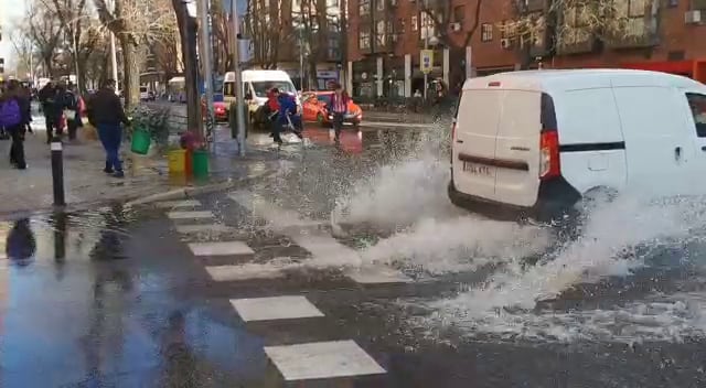 La rotura de una tubería del Canal de Isabel II inunda las calles de Madrid capital