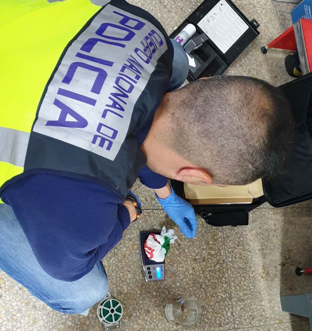 Los agentes interceptan la droga en un local comercial de Gandia