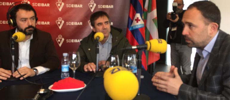 Alex Aranzabal (Eibar), Miguel de los Toyos (Alcalde de Eibar) y Denis Itxaso (Diputado de Deportes) sentados en la mesa de Hoy por Hoy en Ipurua
