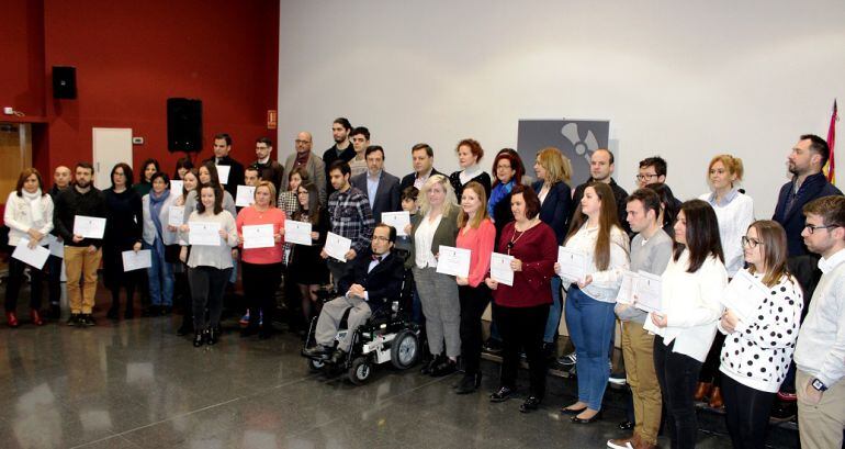 Foto de familia de los participantes en el programa que han acudido a recoger los diplomas