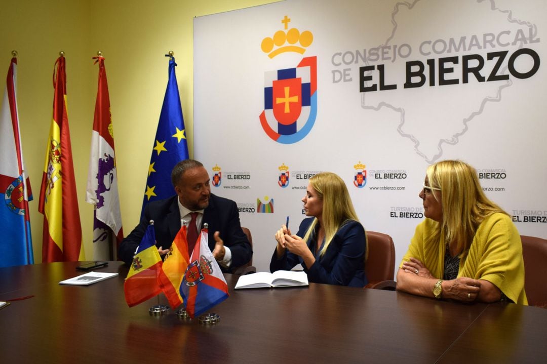 La embajadora de Moldavia en España, Violeta Agrici y el presidente del Consejo Comarcal del Bierzo, Gerardo Álvarez Courel