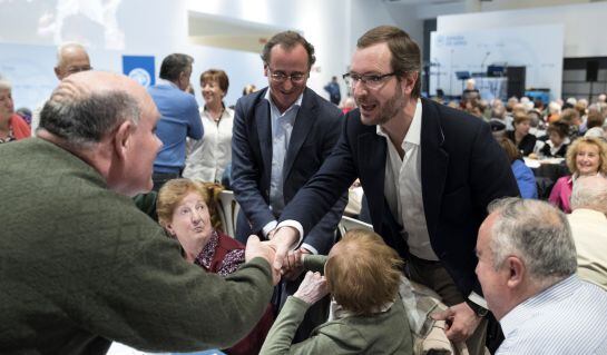 El ministro de Sanidad y cabeza de lista del PP al Congreso por Álava, Alfonso Alonso, junto al candidato del PP al Congreso por Álava y exalcalde de Vitoria, Javier Maroto.