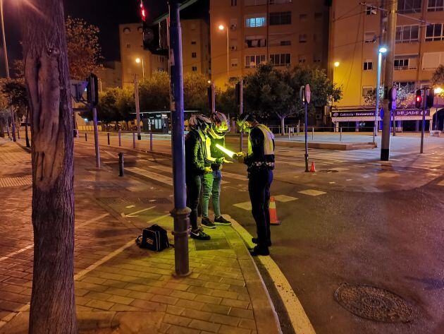 Un agente sanciona a dos jóvenes por no acreditar su presencia en la vía pública